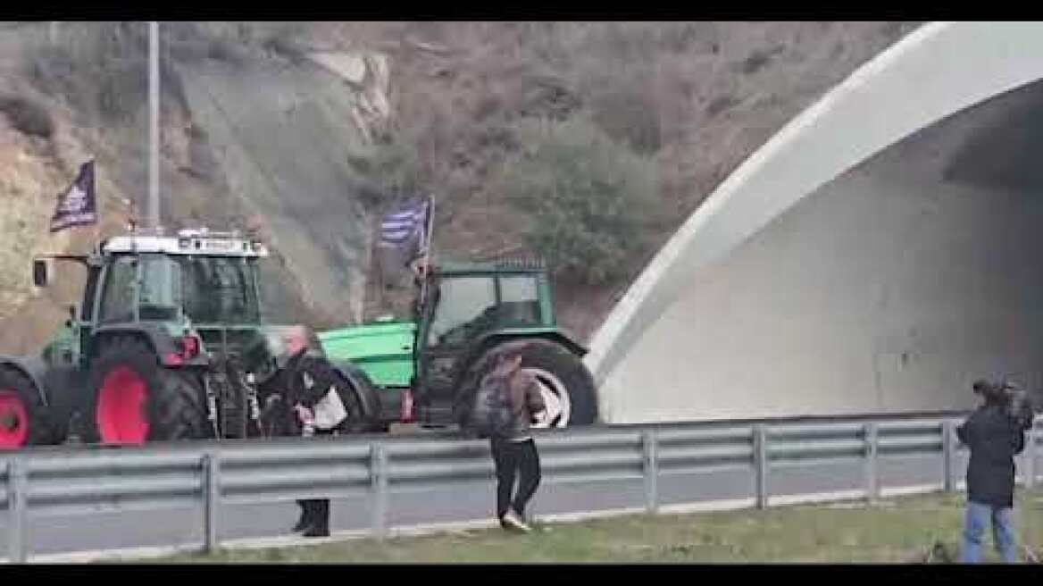Οι αγρότες έκλεισαν τις σήραγγες στα Τέμπη για τα φορτηγά