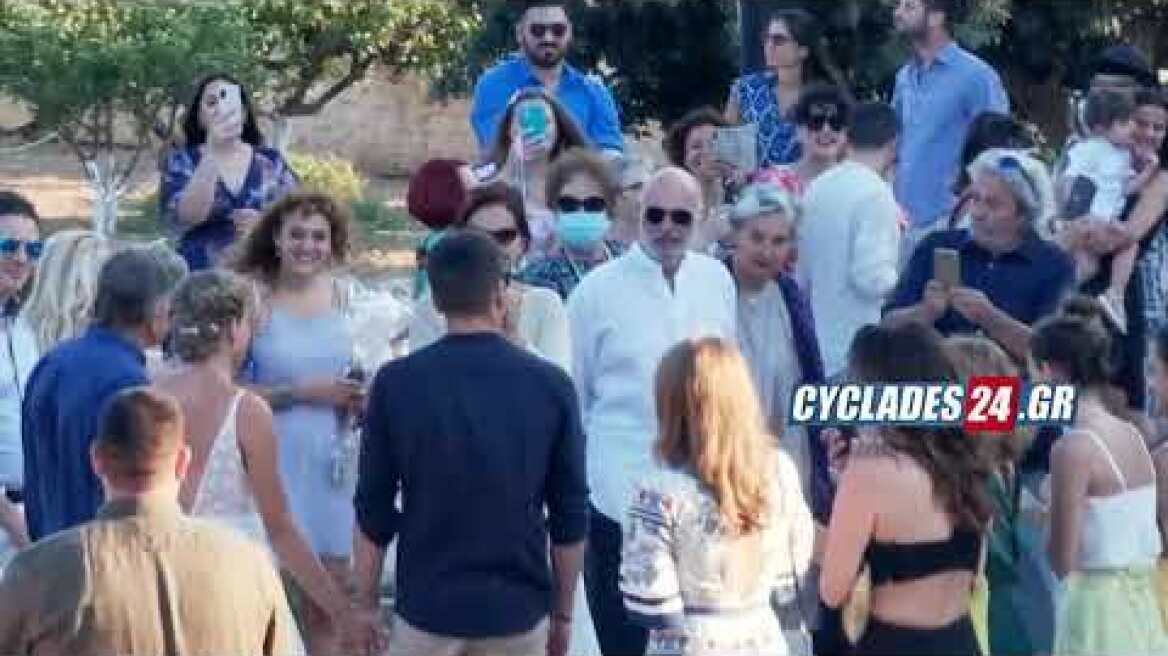 Παντρεύτηκαν Δανάη Μιχαλάκη και Γιώργος Παπαγεωργίου στη Σύρο