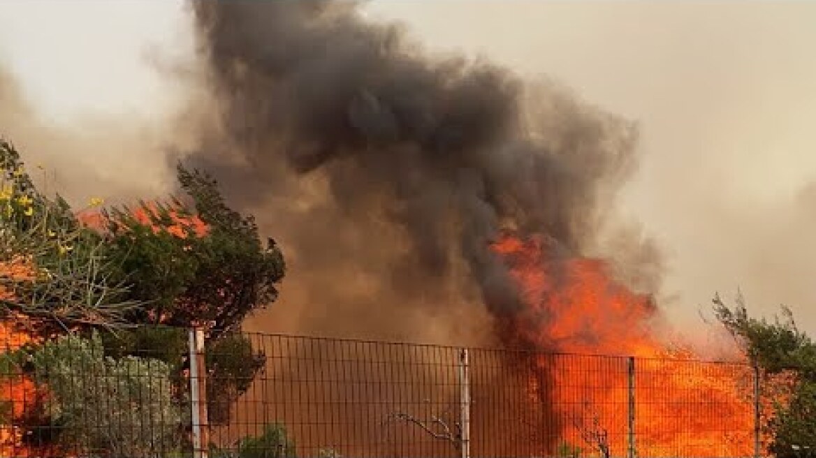 Ανεξέλεγκτη η φωτιά στον οικισμό Πευκενεα...