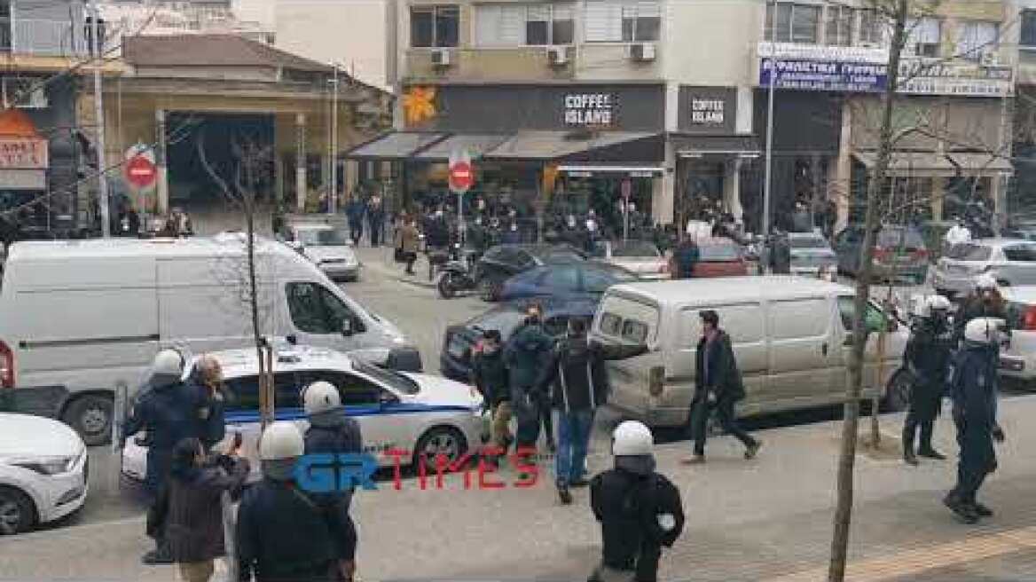 Ένταση και προπηλακισμοί, μεταφορά κρατουμένων για δολοφονία 19χρονου - GRTimes.gr