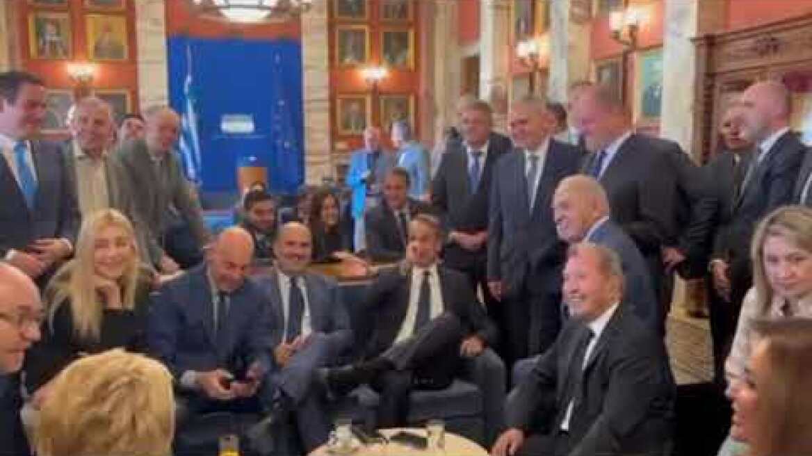 Mitsotakis with ND MPs in the funeral parlor of the Parliament