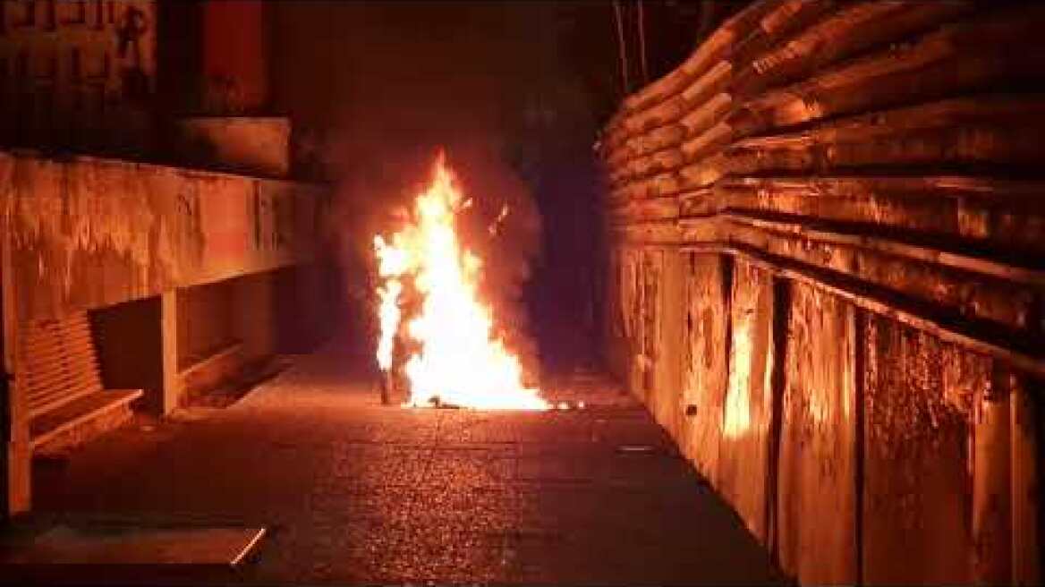 Επίθεση με μολότοφ σε αστυνομικούς έξω από το ΑΠΘ