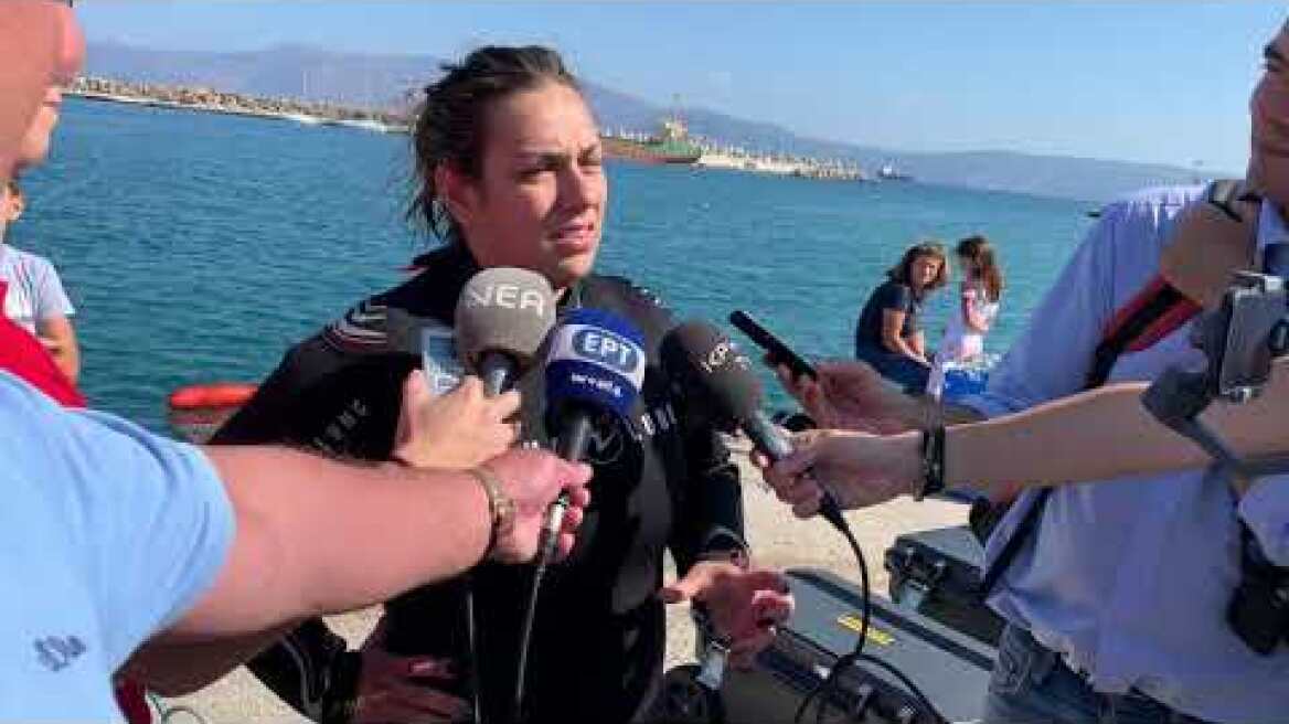 Εθελόντρια που συμμετείχε στον καθαρισμό στο λιμάνι της Κισσάμου