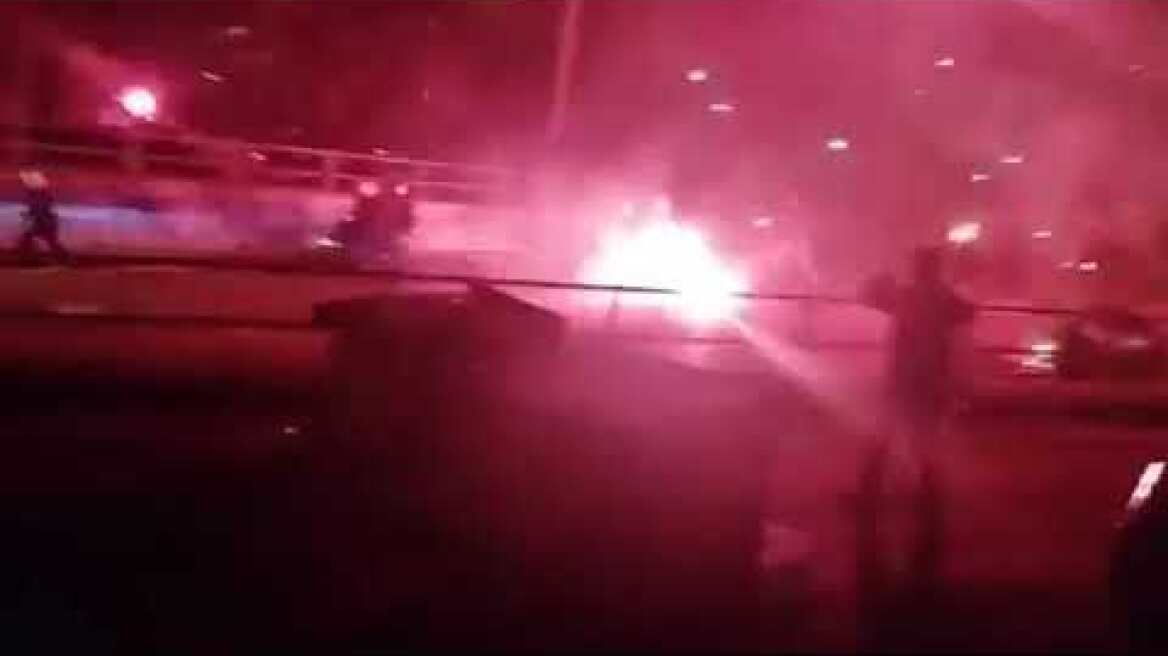 Βίντεο από ενέδρα κουκουλοφόρων σε αστυνομικούς