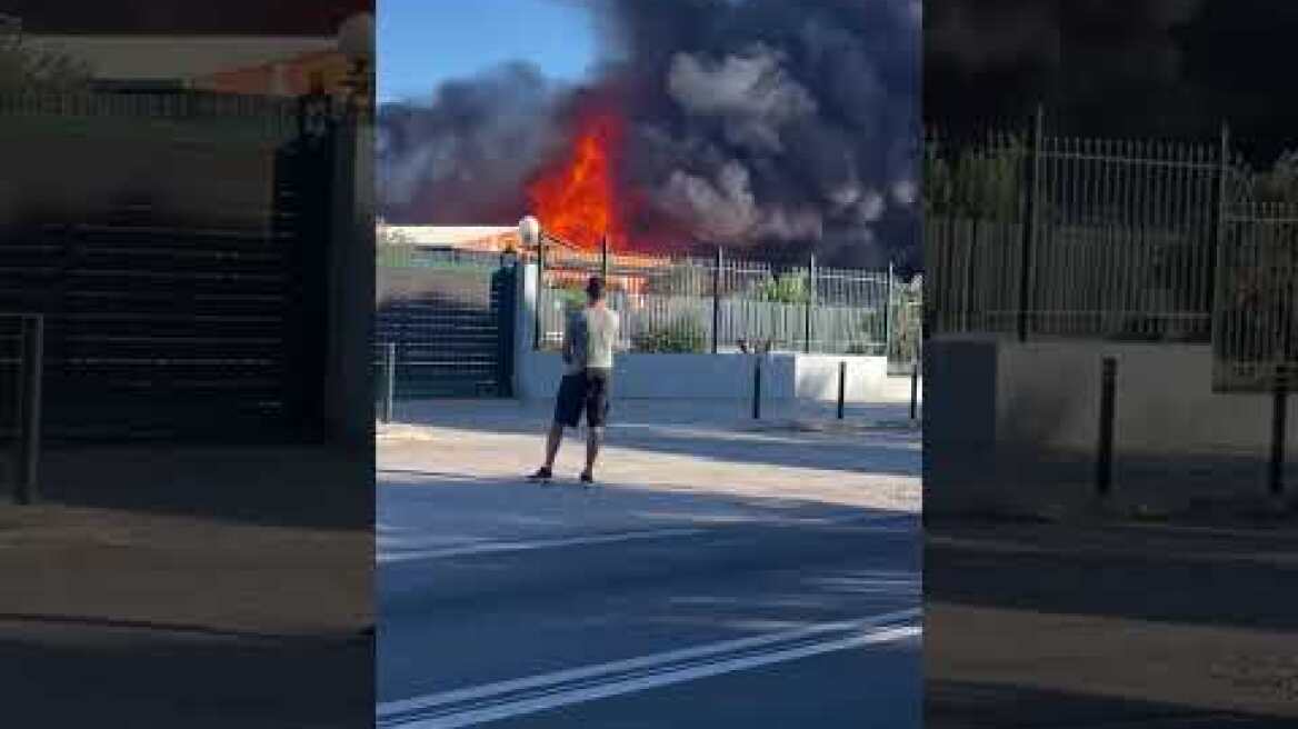 Φωτιά τώρα σε υπαίθριο χώρο στο Μενίδι (1)
