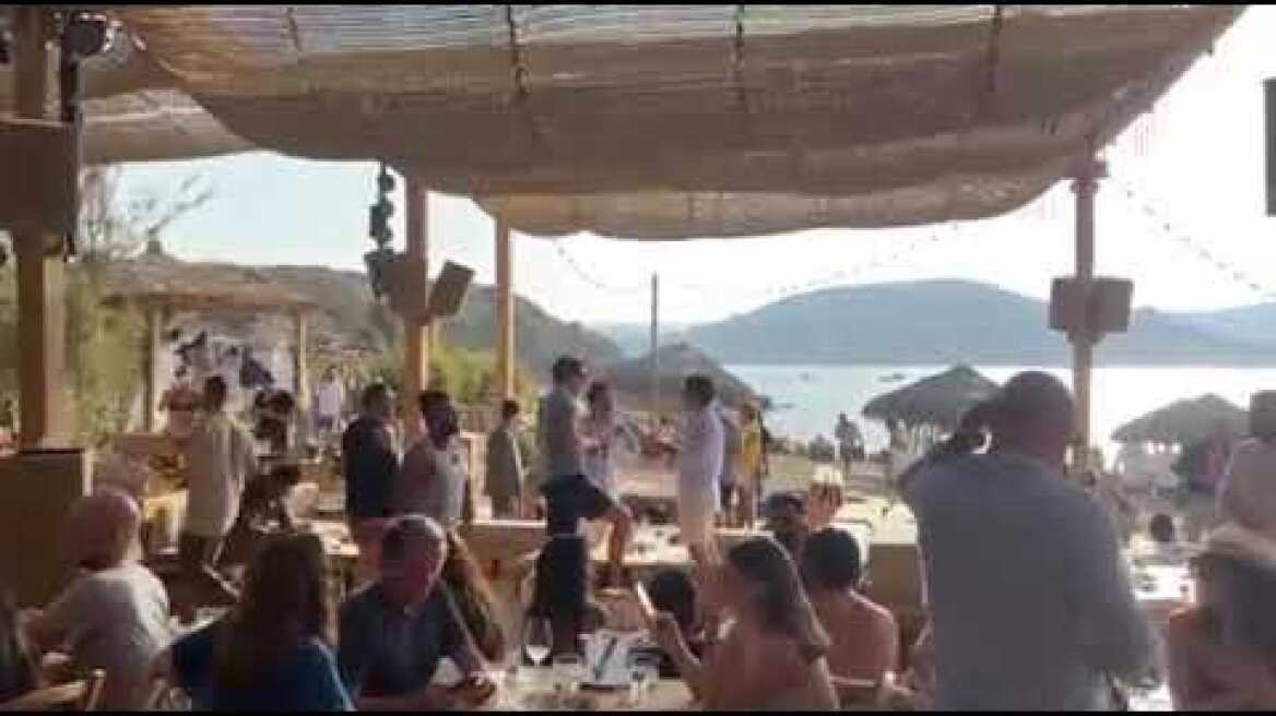 "Εκκλησια" τα μπιτς μπαρ της Μυκονου μετα το μετρο απαγόρευσης της μουσικης