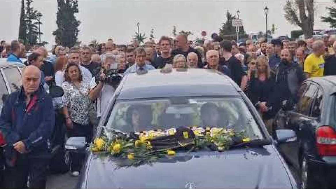 Κηδεία Γιάννη Ιωαννίδη:  Έξοδος της σορού από την εκκλησία με χειροκροτήματα