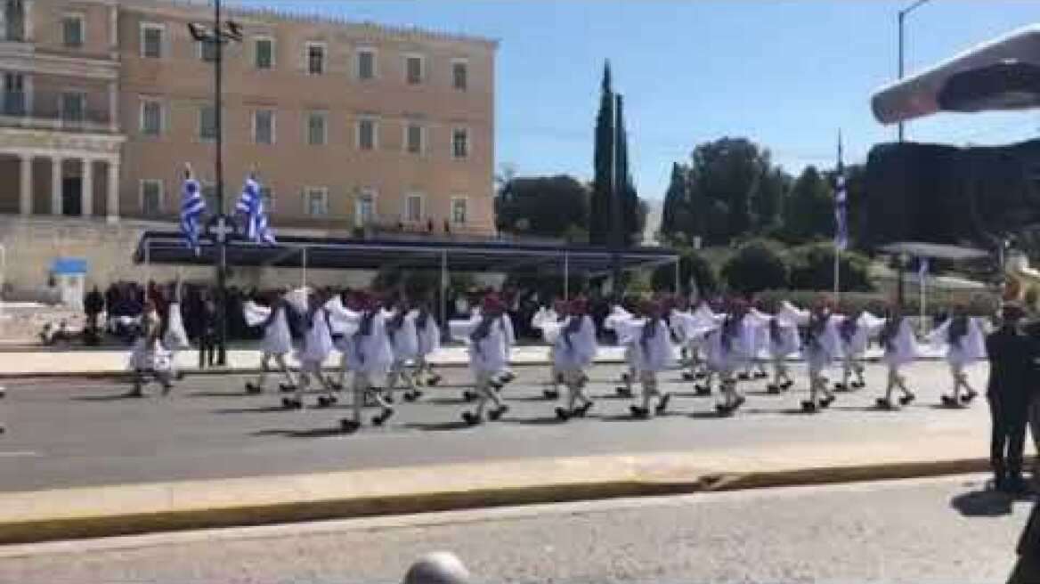 Εύζωνες παρελαύνουν με το «Μακεδονία Ξακουστή»