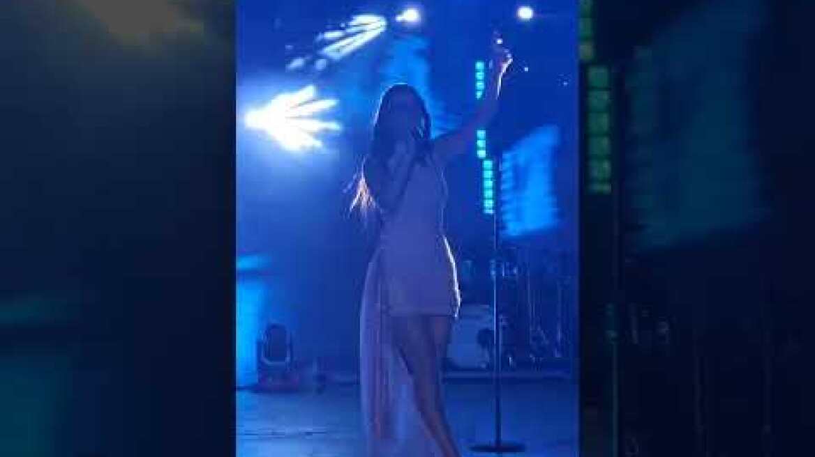 Η Klavdia στο κατάμεστο Βεάκειο θέατρο Πειραιά