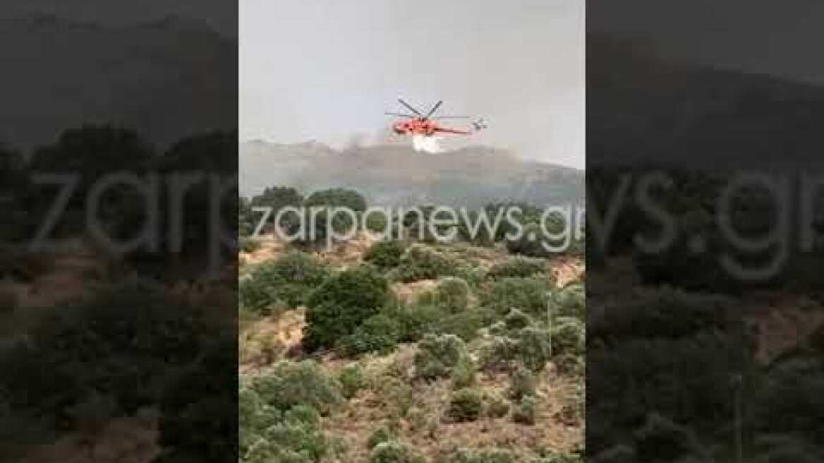 Φωτιά στο Κακοδίκι Χανίων - Πυροσβεστικό ελικόπτερο ρίχνει νερό