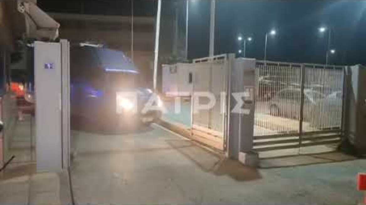 Σε εξέλιξη η μεταγωγή των 15 συλληφθέντων για τον ΟΠΕΚΕΠΕ από το Ηράκλειο στην Αθήνα: Δείτε βίντεο