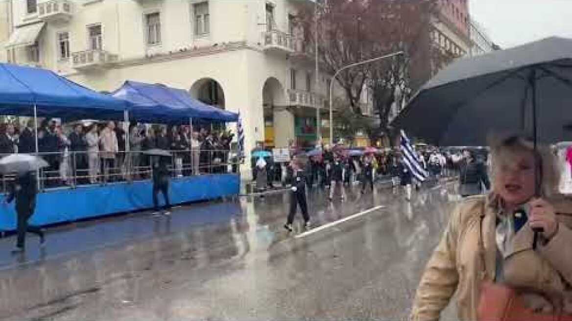Υπό βροχή η μαθητική παρέλαση στη Θεσσαλονίκη (4)