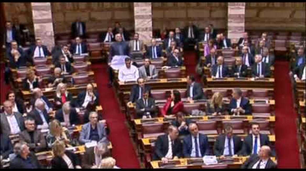 O Σαρίδης ΟΧΙ με πανό στη βουλή