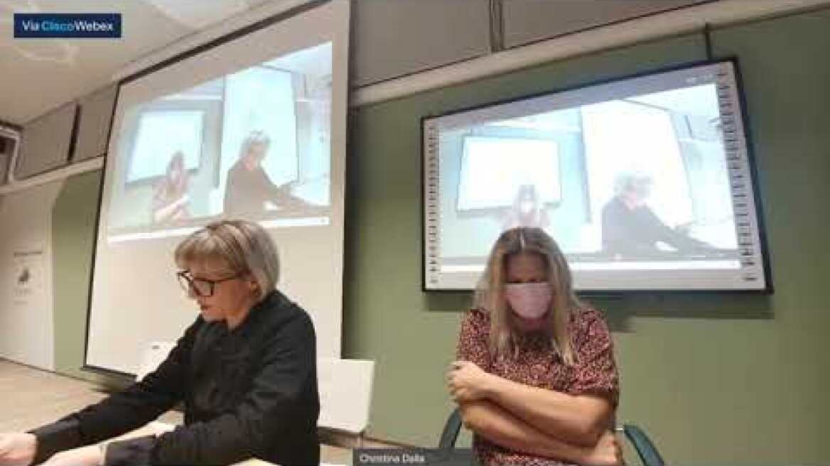 Η μητέρα της Γαρυφαλλιάς παραλαμβάνει το μεταπτυχιακό της