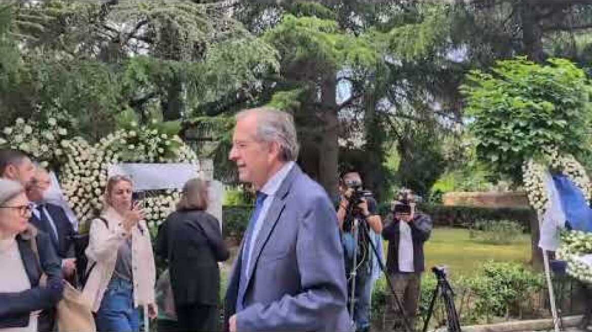 Ο Αντώνης Σαμαράς στην κηδεία του Πέτρου Μολυβιάτη