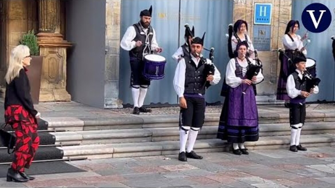 Meryl Streep se pone a bailar muy espontánea con unos gaiteros asturianos