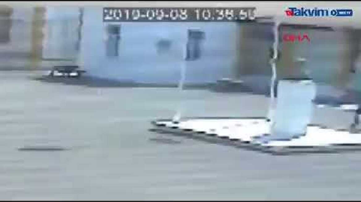 Η στιγμή που 16χρονος Ε/κ κατεβάζει την τουρκική σημαία από την κατεχόμενη Λύση