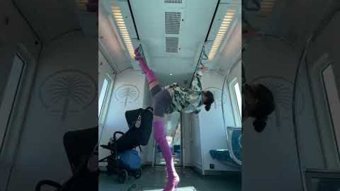 Νέο βίντεο με την Ρωσίδα influencer Άννα Κανιούκ, κάνει σπαγκάτο στον αέρα με τα πανύψηλα πόδια της