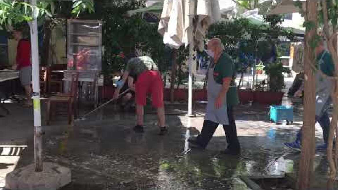 Bιντεο καθαρίζουν με σκούπες και λάστιχο -Πλάκα