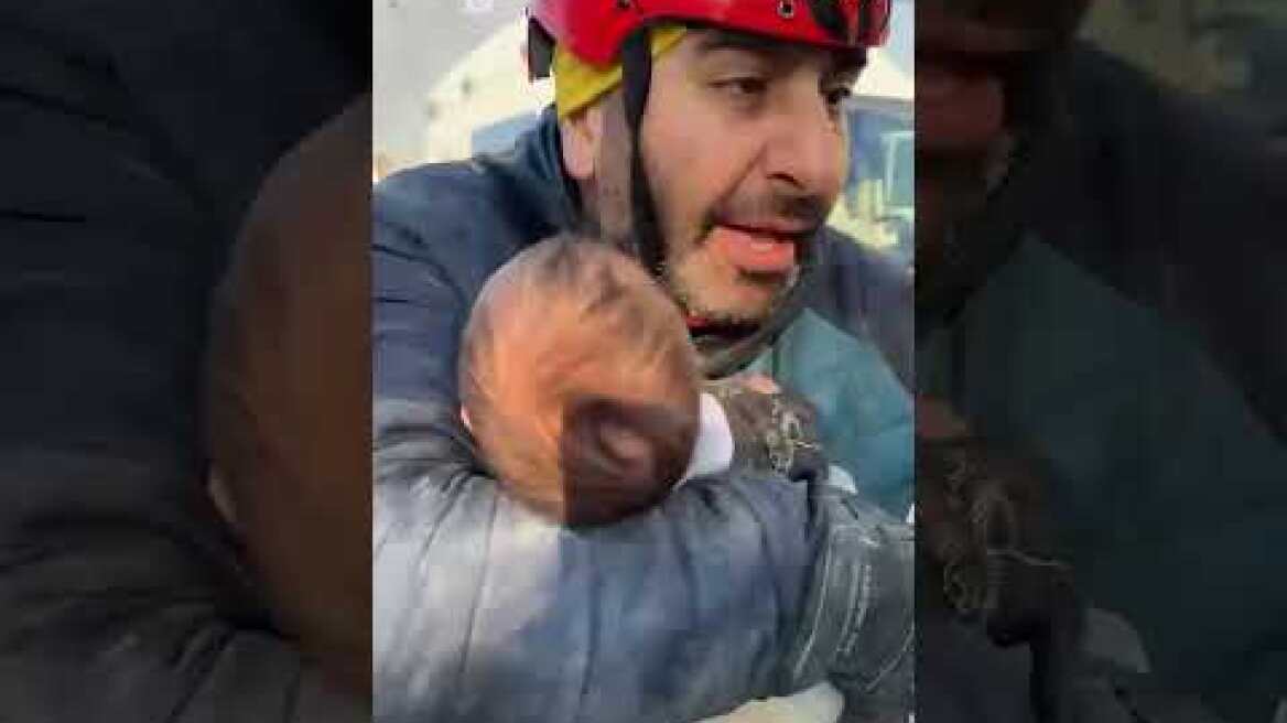 Hatay'da 2 aylık bebek canlı olarak kurtarıldı