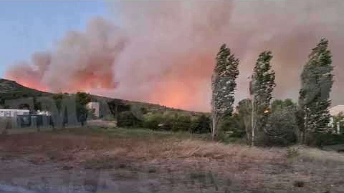 Φλόγες στο εκκλησάκι μέσα στο Παίδων Πεντέλης