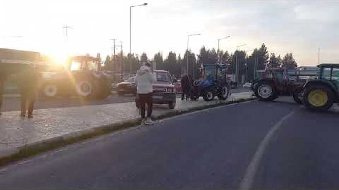 Ουρές χιλιομέτρων με αυτοκίνητα σε Λάρισα και Ριτσώνα (4)