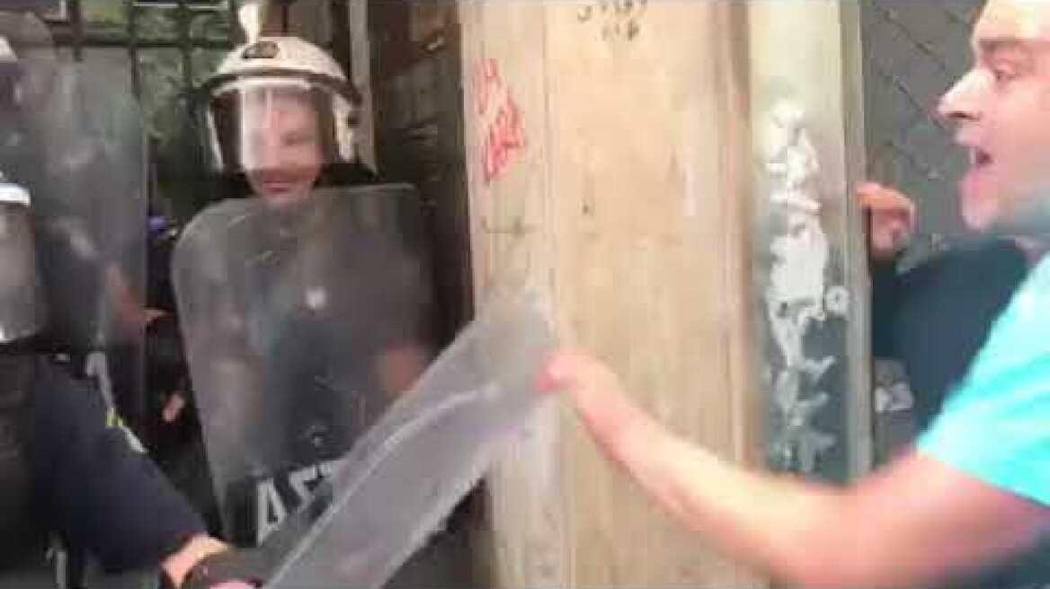 Ένταση έξω από το συμβολαιογραφείο στο κέντρο - πλειστηριασμοί