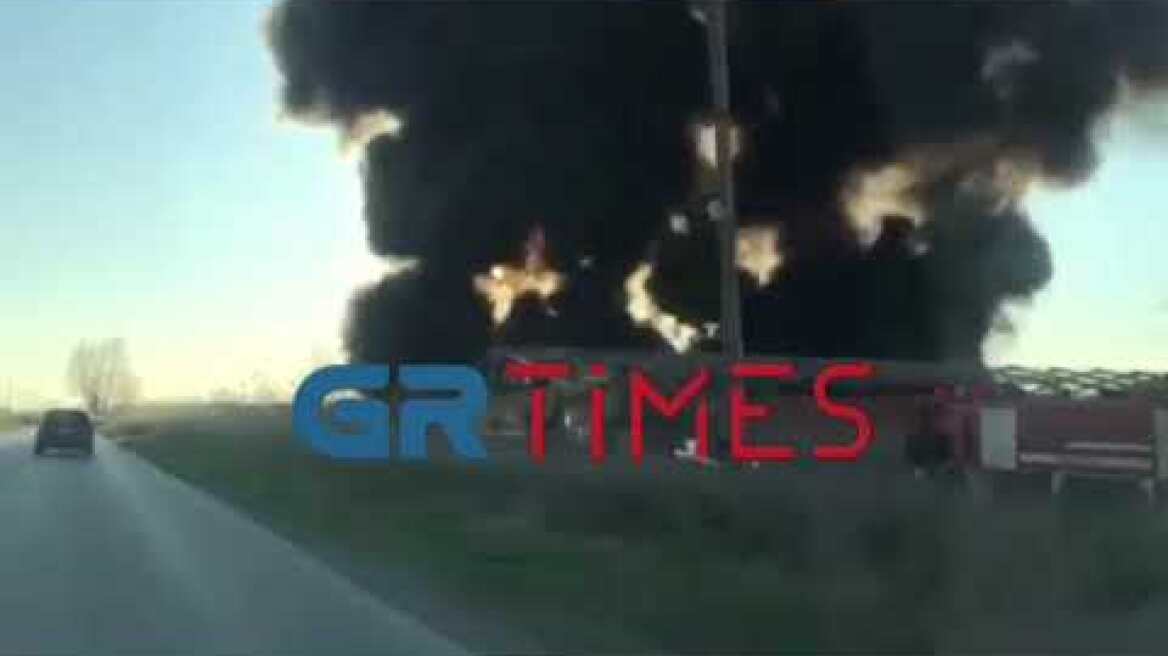 Φωτιά σε εγκαταλελειμμένο εργοστάσιο στη Σίνδο