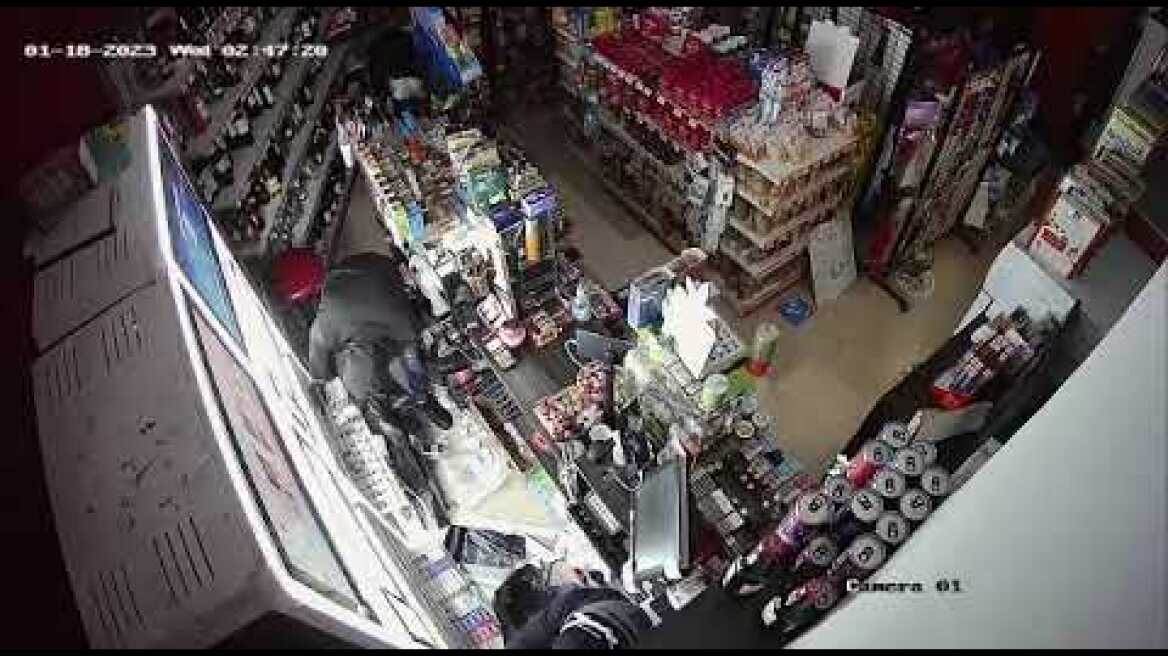 Νέα βίντεο ντοκουμέντο από τη διάρρηξη σε κατάστημα ψιλικών 1