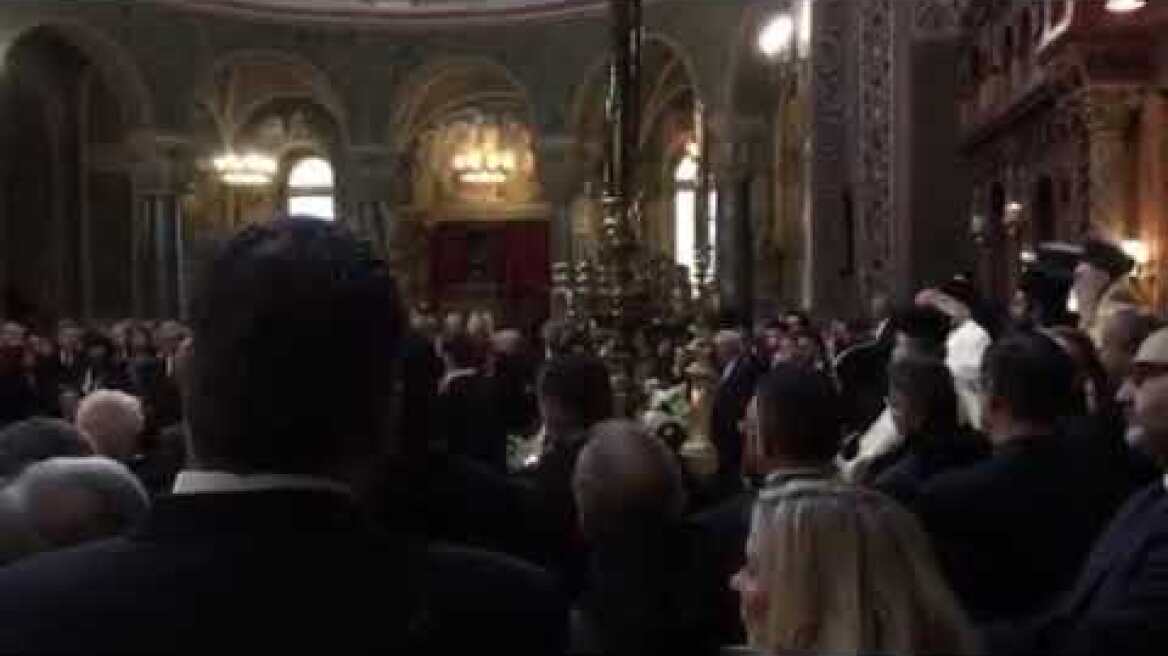 Συντετριμμένος ο γιος του Περικλή Παναγόπουλου, αποχαιρετά τον πατέρα του