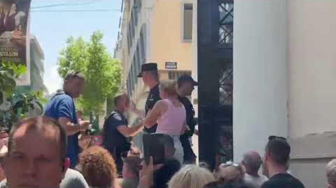 Η στιγμή που η Μουρτζούκου φτάνει στα δικαστήρια στην Πάτρα