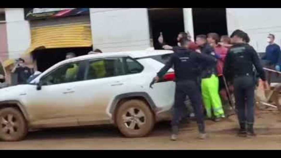 Así han recibido a Felipe VI, Sánchez y Mazón en un pueblo de Valencia afectado por las inundaciones