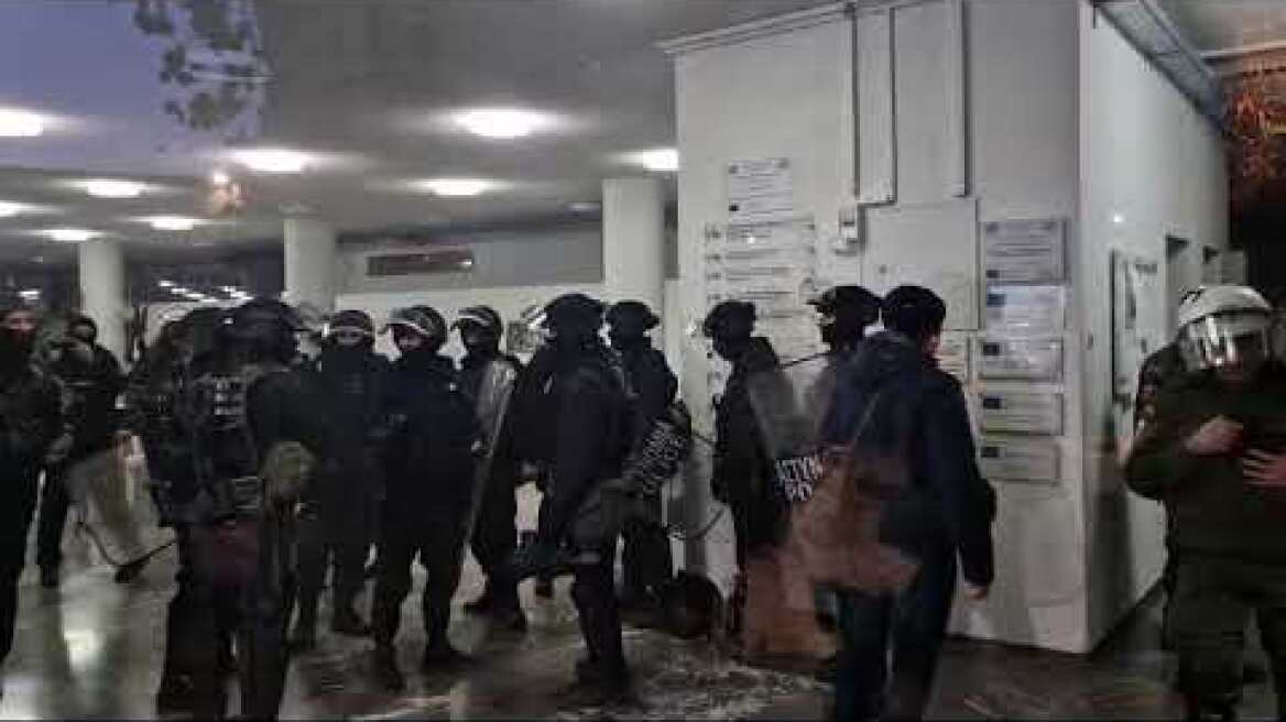 ΑΠΘ: Μπήκαν στο κτήριο διοίκησης και ψάχνουν όλους τους ορφορους για άτομα
