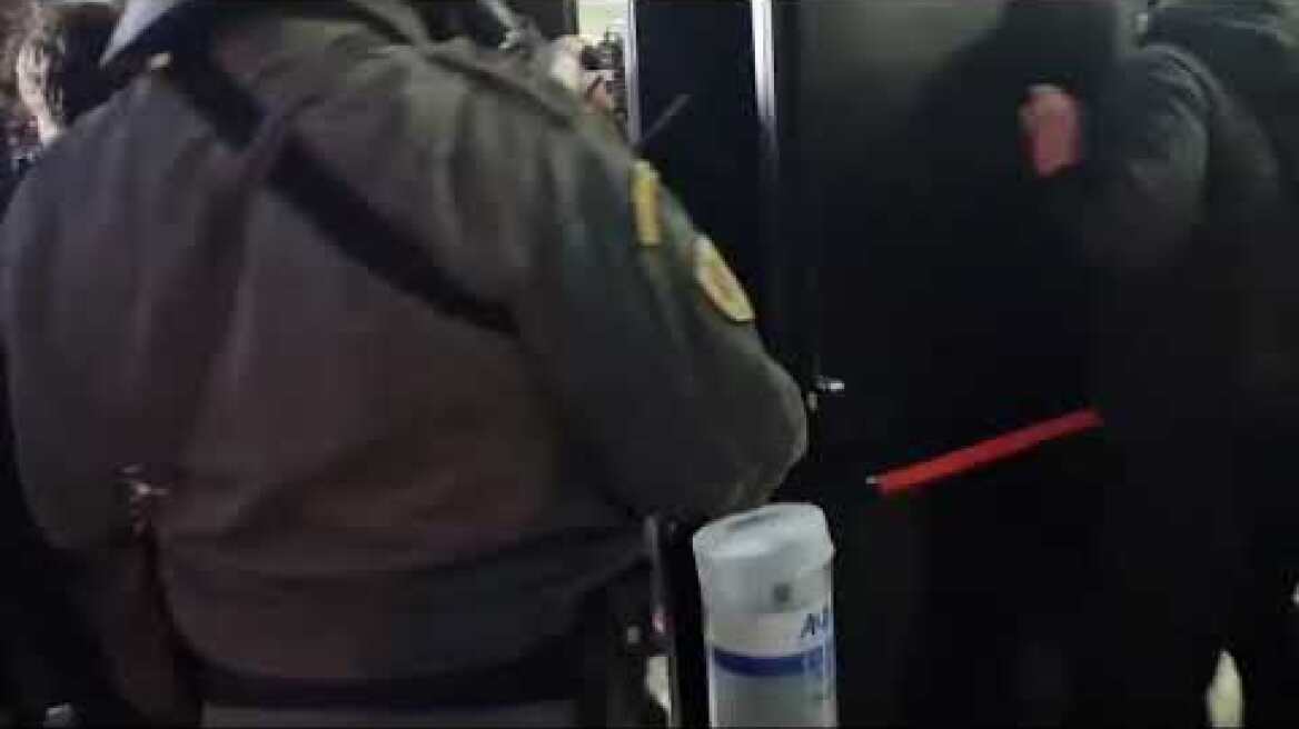 ΑΠΘ: Μπήκαν στο κτήριο διοίκησης και ψάχνουν όλους τους ορφορους για άτομα (3)