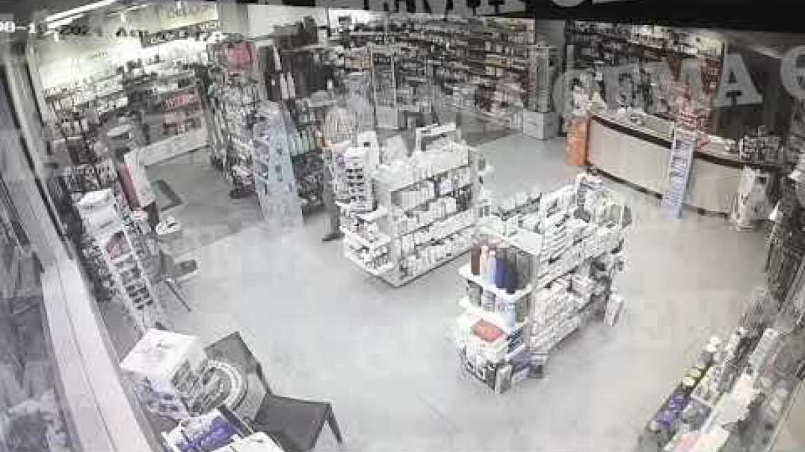 Βίντεο από τη δράση ληστή που άδειαζε φαρμακεία και μίνι μάρκετ