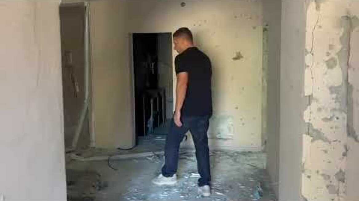 Ο Φρίξος Δρακοντίδης στο σπίτι όπου έγινε η έκρηξη στο χωριό Βορίζια