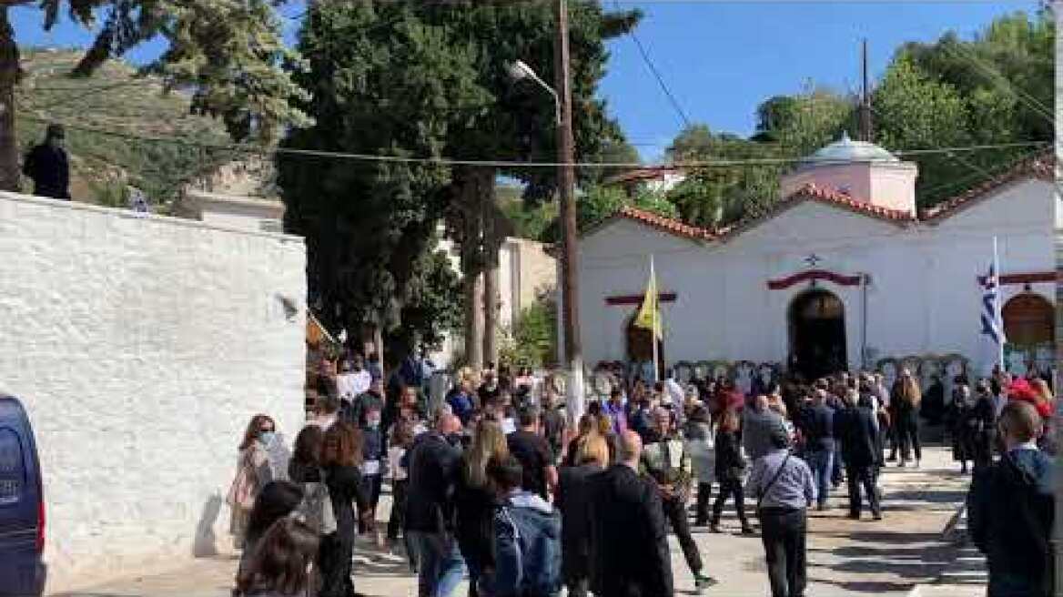 Σοφία Ζαχαράκη στην κηδεία της Κλαίρης