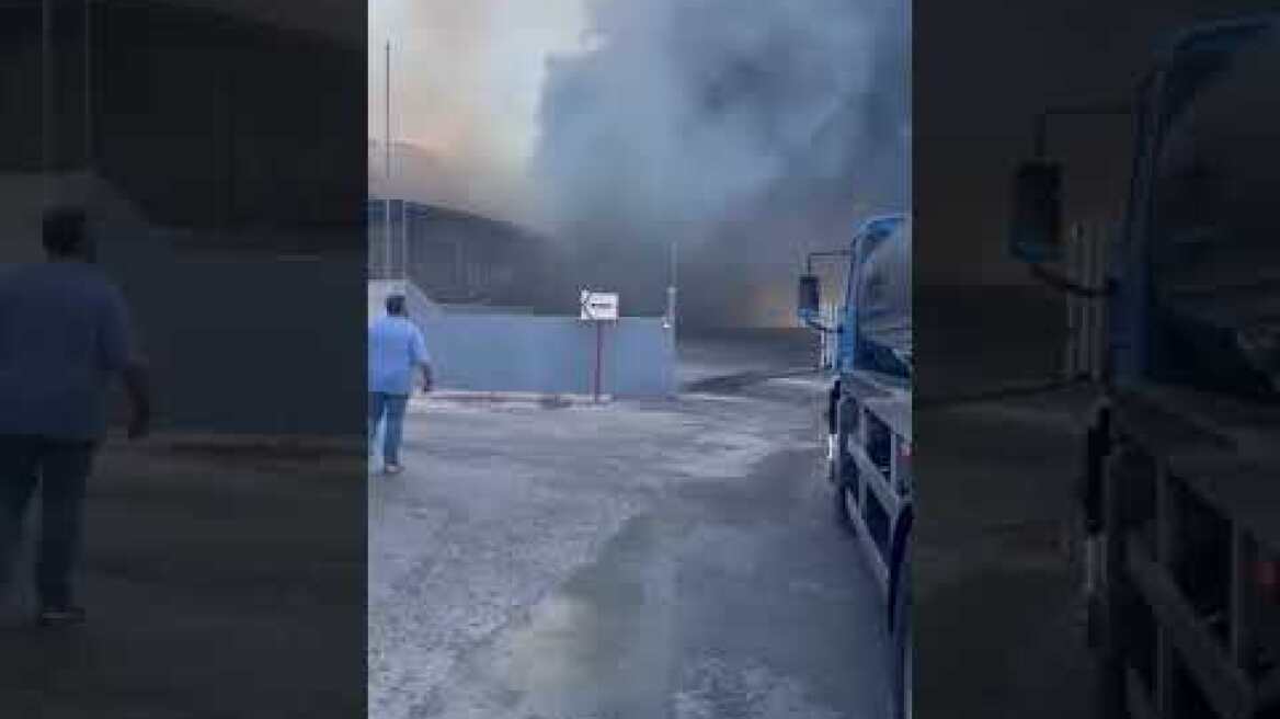 Φωτιά στον Ασπρόπυργο - Καίγεται εργοστάσιο στην βιομηχανική ζώνη