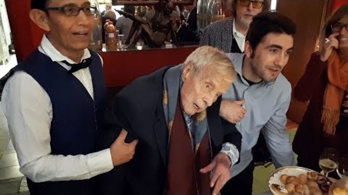 Franco Zeffirelli scherza con i giornalisti al buffet