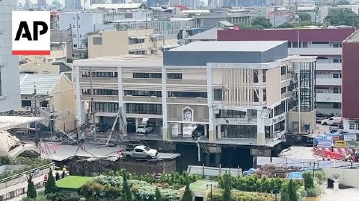 Giant sinkhole opens up in Bangkok street