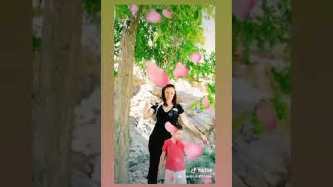 Η Αλίκη Κατσαβού χορεύει στο TikTok μαζί με τον γιο της