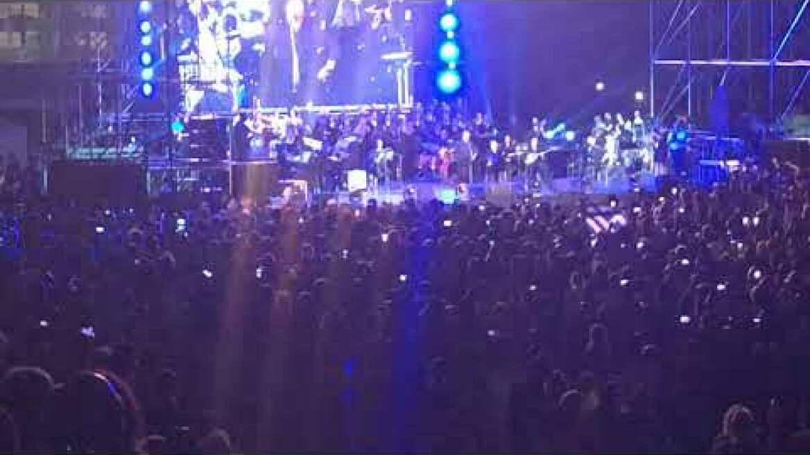 Ο Βασίλης Λέκκας κατέθεσε ψυχή στη συναυλία για τον Μίκη Θεοδωράκη στο Καλλιμάρμαρο