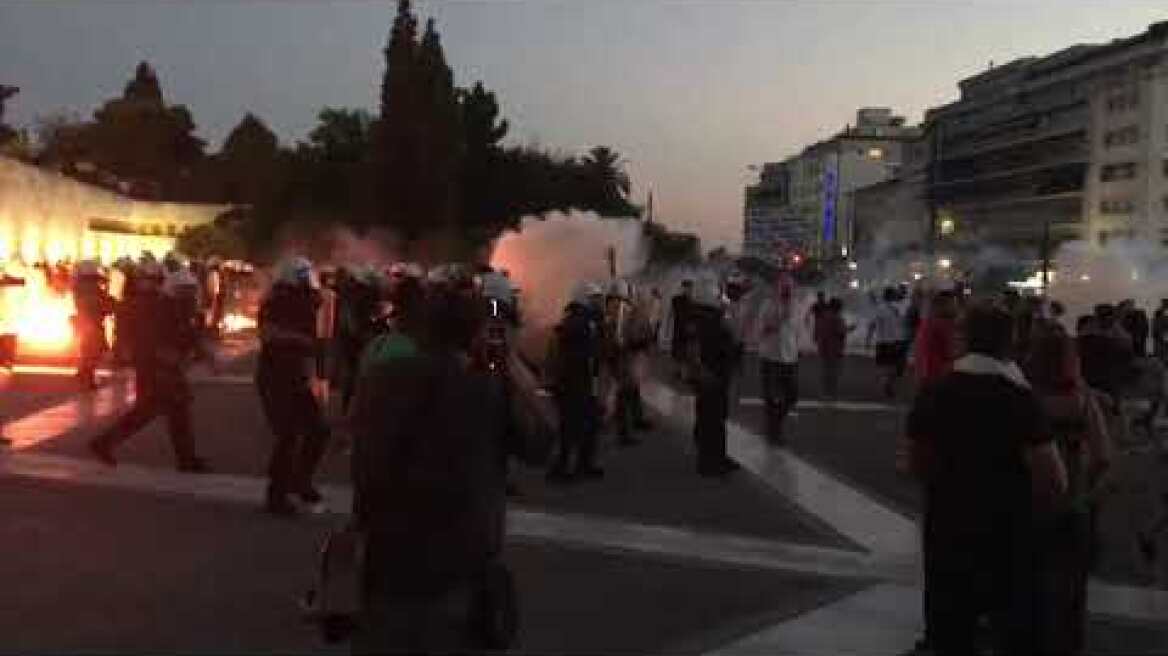 Επεισόδια στο Σύνταγμα με αντιεμβολιαστές (1)
