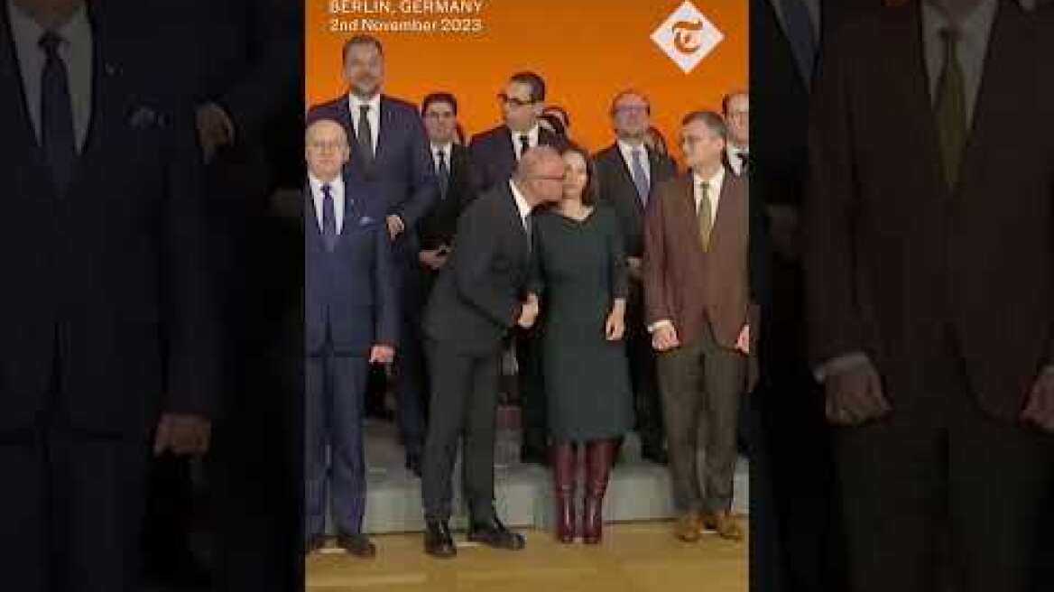Croatian minister tries to kiss German counterpart on lips during photo-op