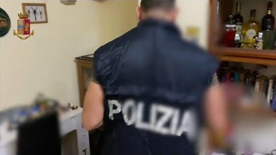 Italia, blitz della polizia contro militanti No-Vax. "Volevano comprare armi"