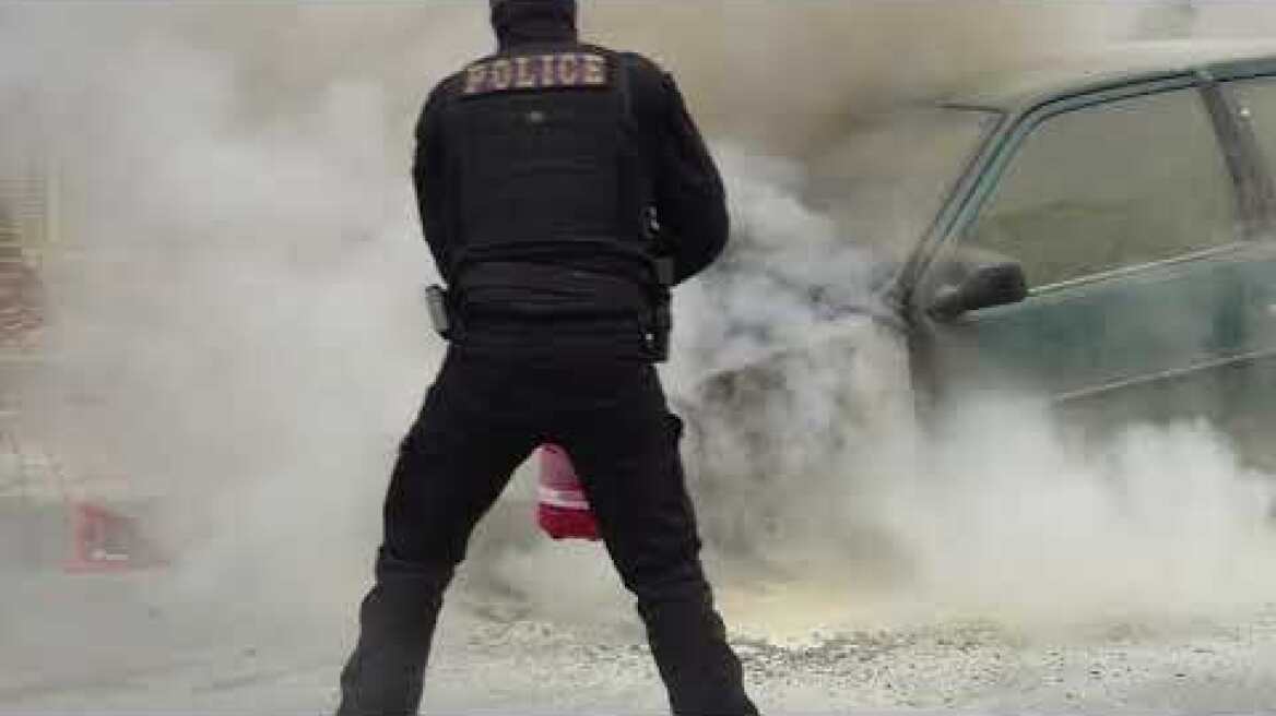 Δ.Τ Αστυνομικός σώζει από τις φλόγες μια ηλικιωμένη και ένα παιδί στην Γλυφάδα