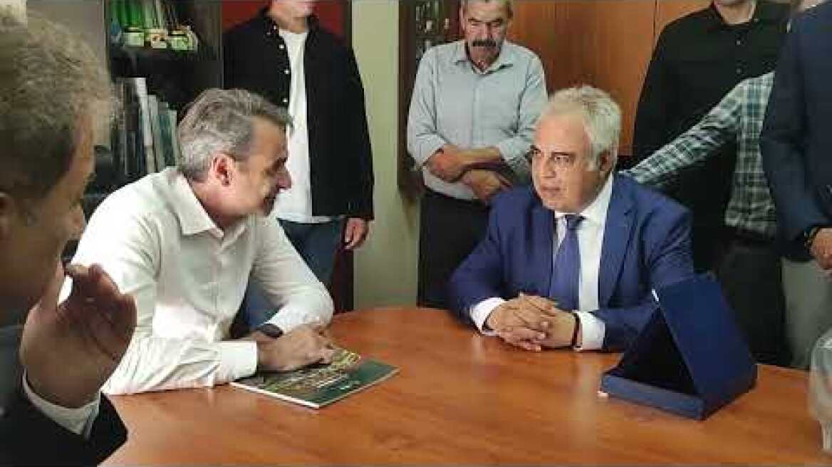 συνάντηση Κυριάκου Μητσοτάκη με Μανώλη Στεργίου στο δημαρχείο