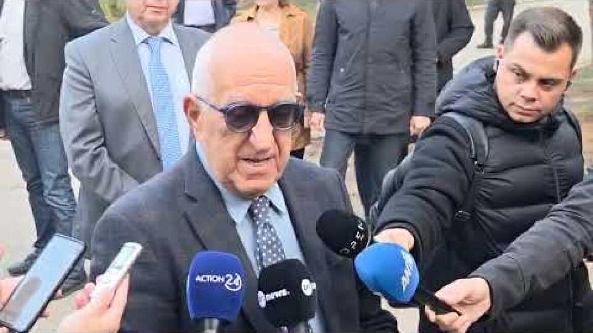 Ο Κακλαμάνης στο μνημείο των νεκρών του Πολυτεχνείου