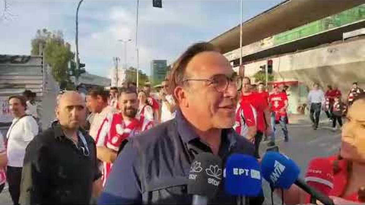 Πέτρος Κόκκαλης μαζί με τους οπαδούς που φτάνουν