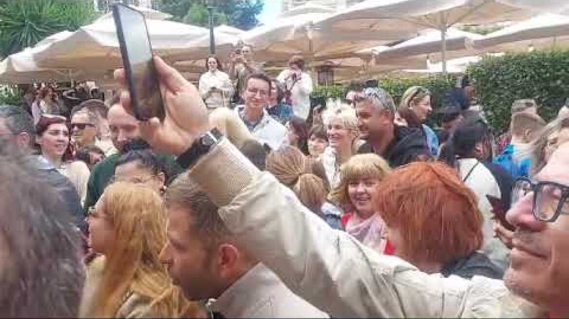 Βόλτα και σέλφι Κασσελάκη στο κεντρο της Κέρκυρας